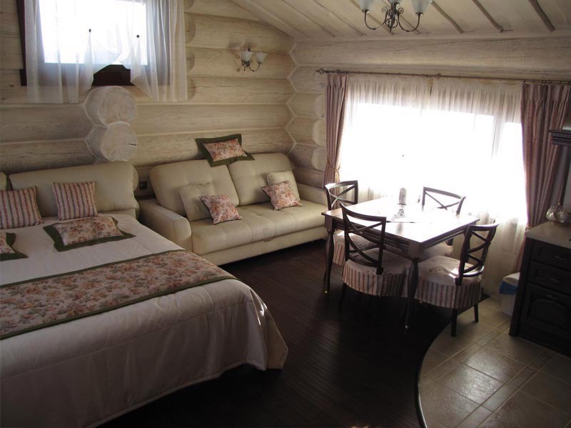 Маленький домик из сруба Маленький домик из сруба