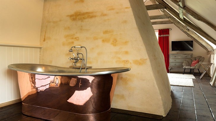 Милый английский домик в заповеднике дикой природы