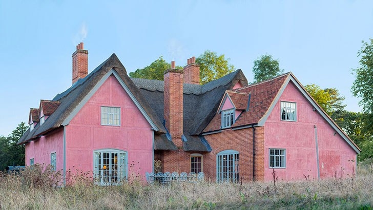 Милый английский домик в заповеднике дикой природы