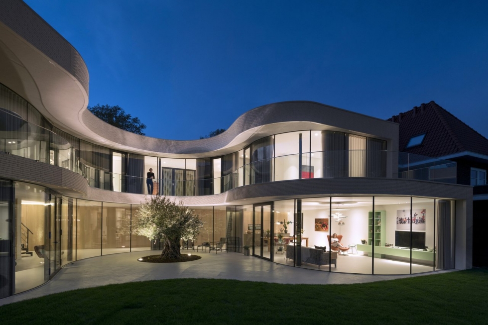 Дом с изогнутым фасадом в Роттердаме