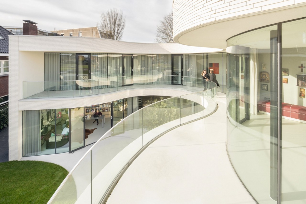 Дом с изогнутым фасадом в Роттердаме