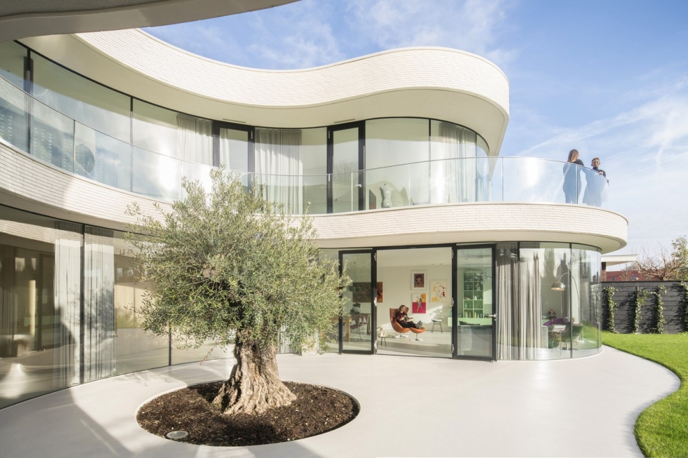 Дом с изогнутым фасадом в Роттердаме