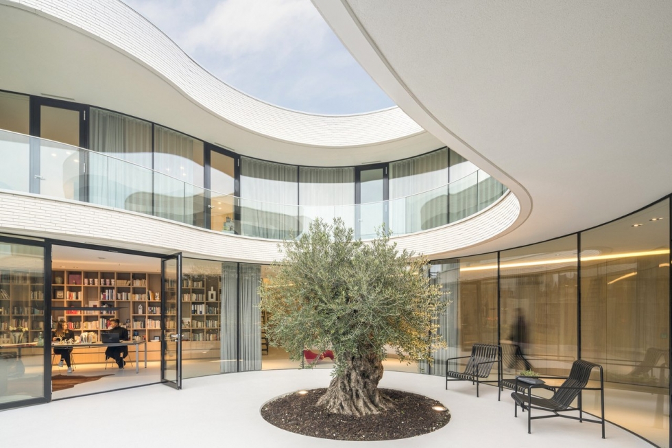 Дом с изогнутым фасадом в Роттердаме