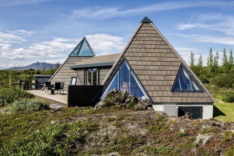 Необычный дом в виде пирамиды из Исландии
