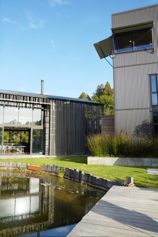 Традиционные элементы архитектуры в современной доме в Новой Зеландии