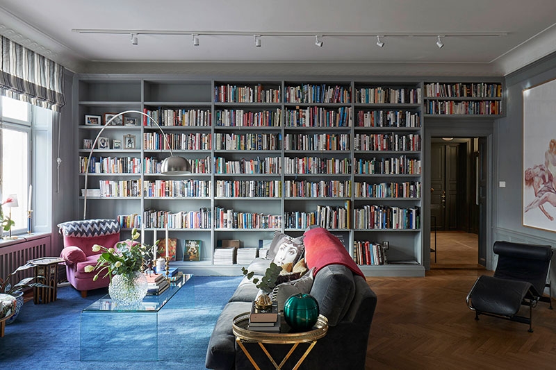Просторные комнаты и домашняя библиотека: квартира в Стокгольме