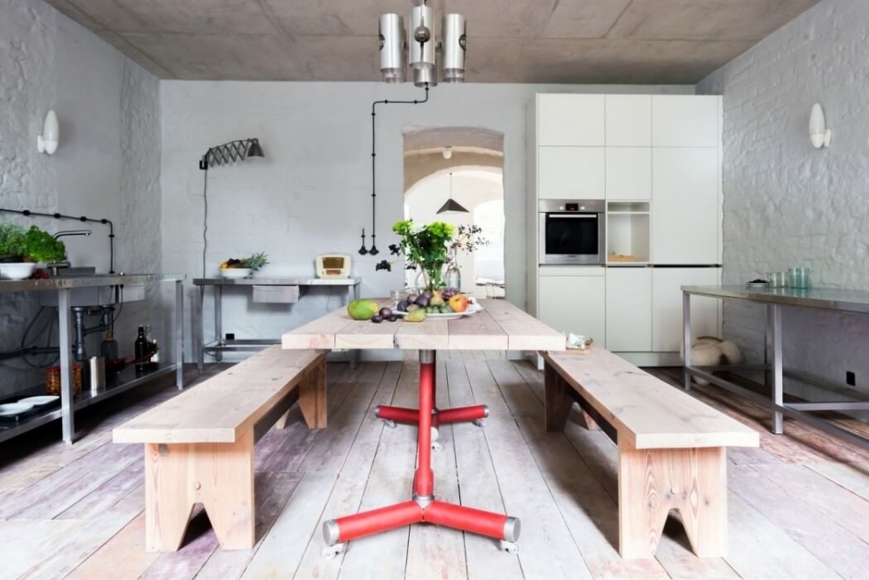 Интерьер деревенского дома с просторной кухней 