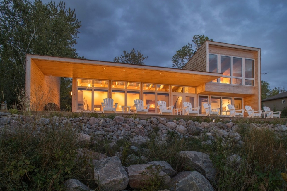 Дом на берегу озера в Канаде