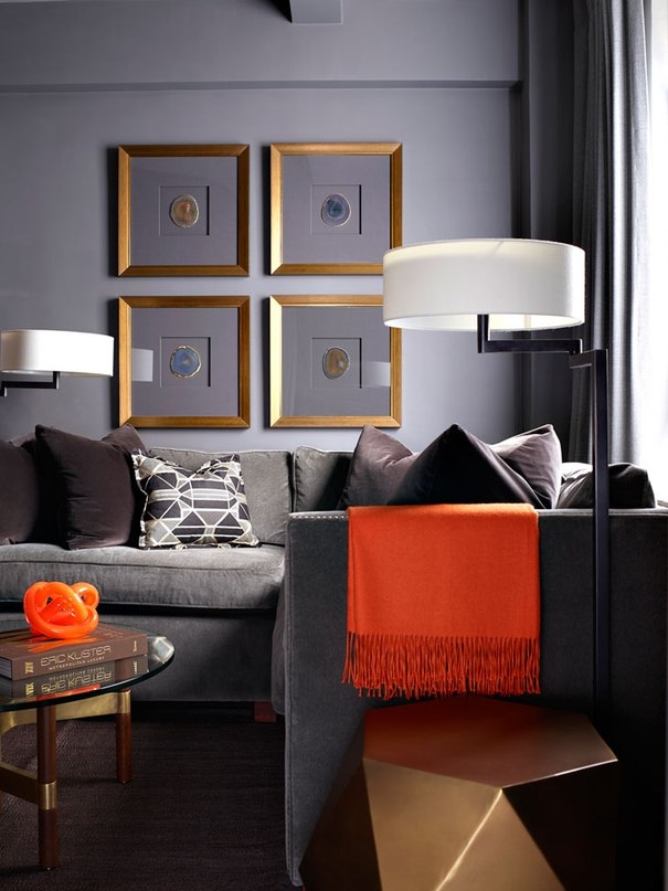 Строгий интерьер квартиры с оранжевыми акцентами в Нью-Йорке